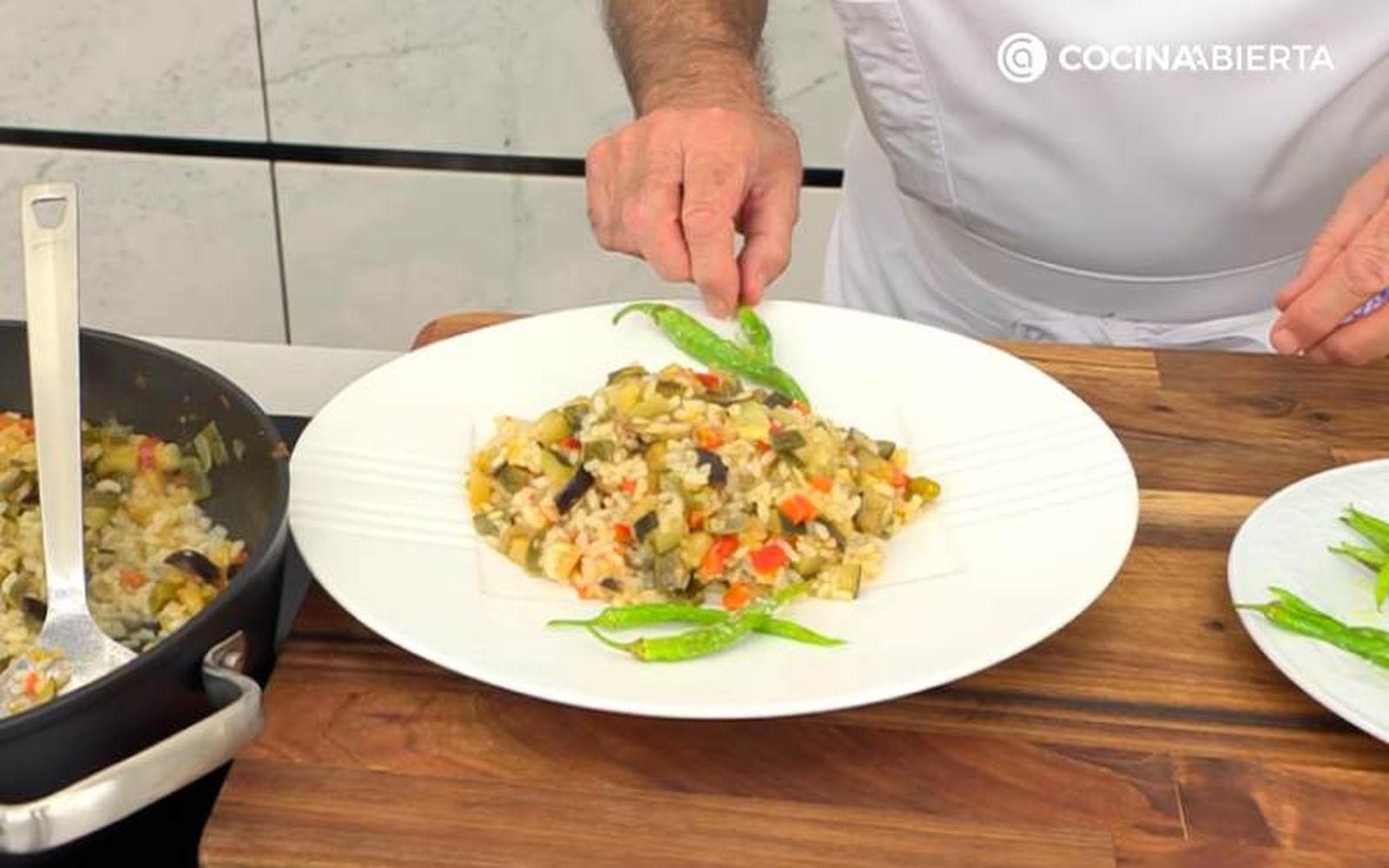 Sirve el arroz con 3 o 4 guindillas fritas