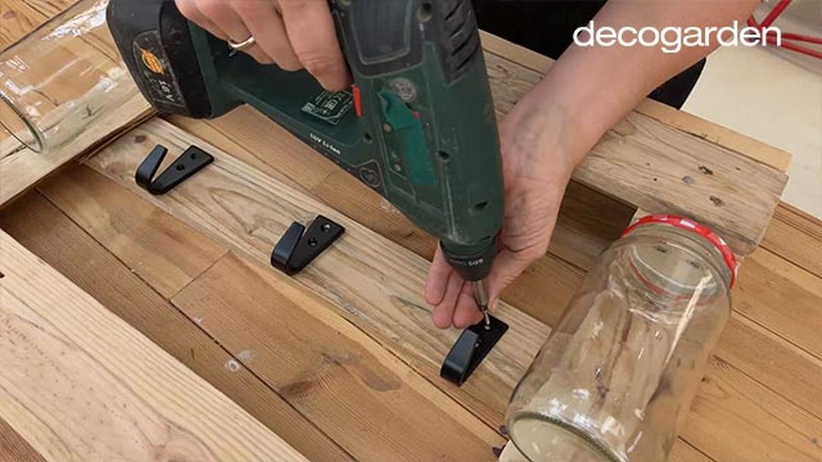 como hacer una estanteria para el cafe con un pale paso 12