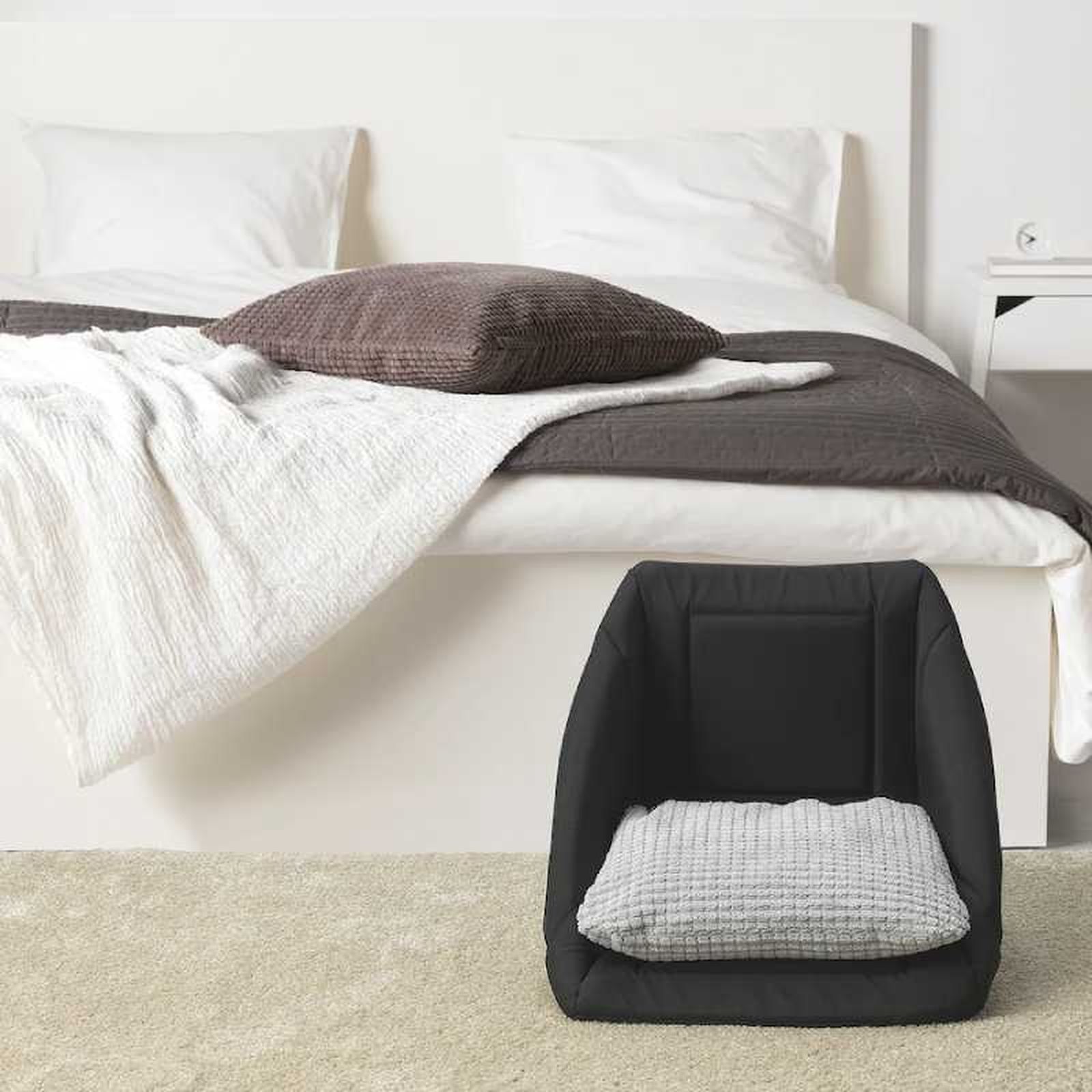Dormitorio con casa escondite para gatos.