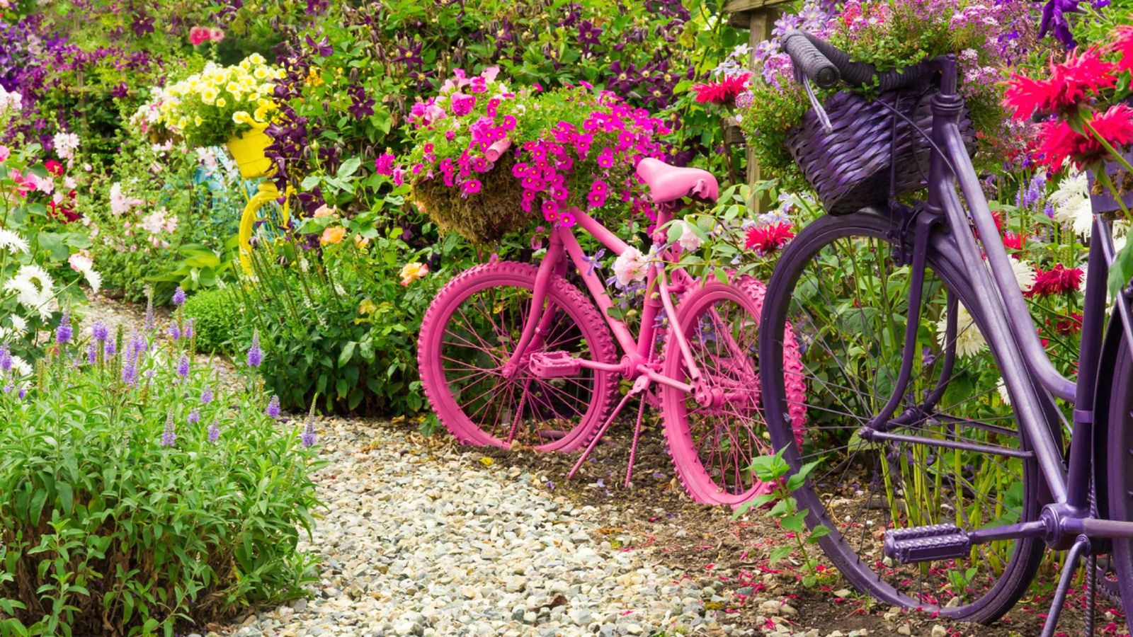 Decorar jardines con bicicletas