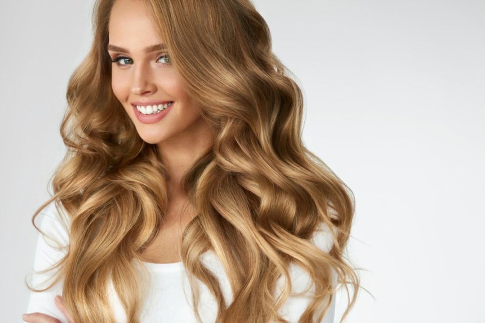 El cabello rubio miel es perfecto tanto para pelos lisos como ondulados