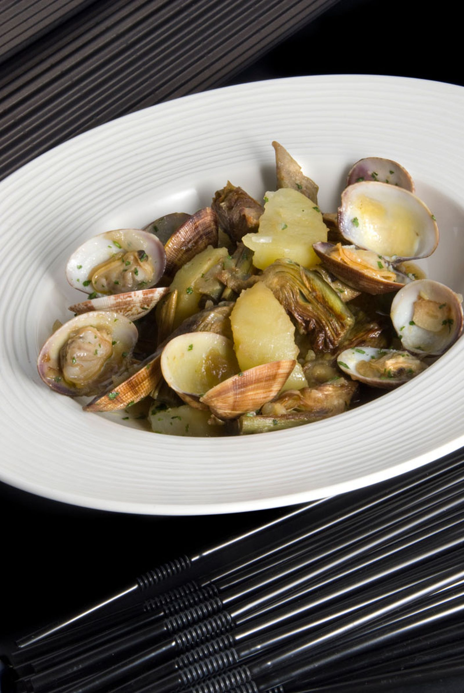 Alcachofas con patatas y almejas