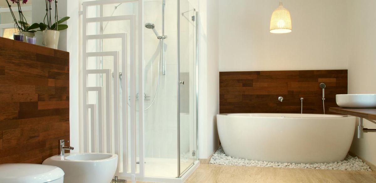 Madera y piedra para decorar el baño 6