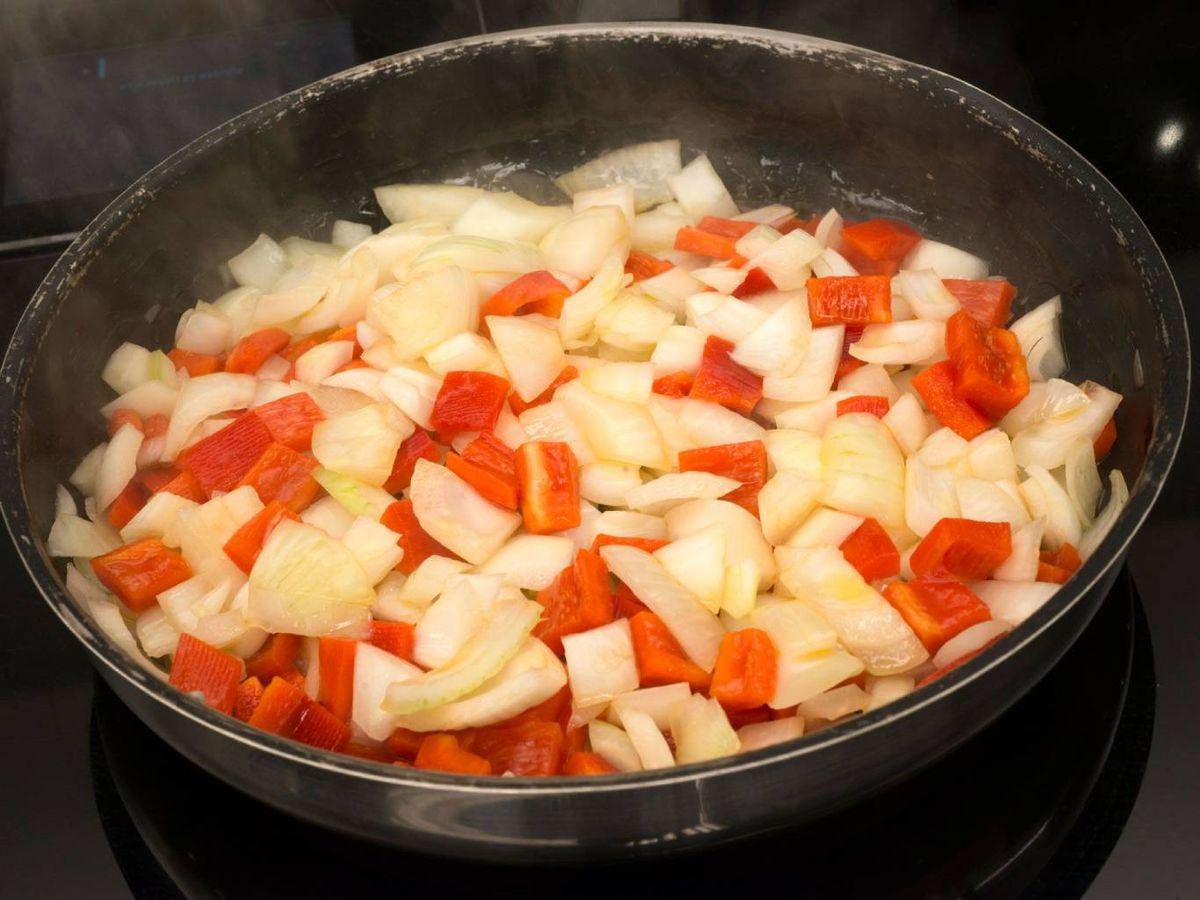 Sofrito de cebolla y pimiento rojo, base del relleno para la empanada de zamburiñas.