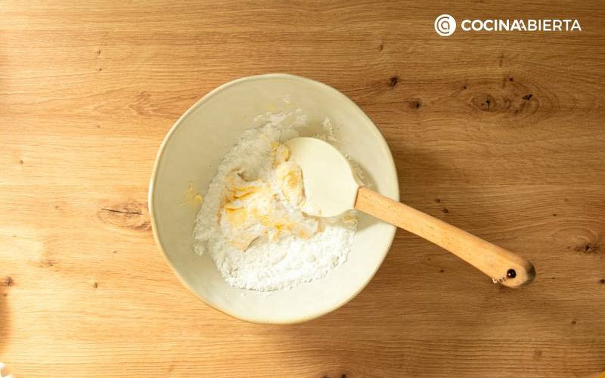 Mezcla la mantequilla con el azúcar glas