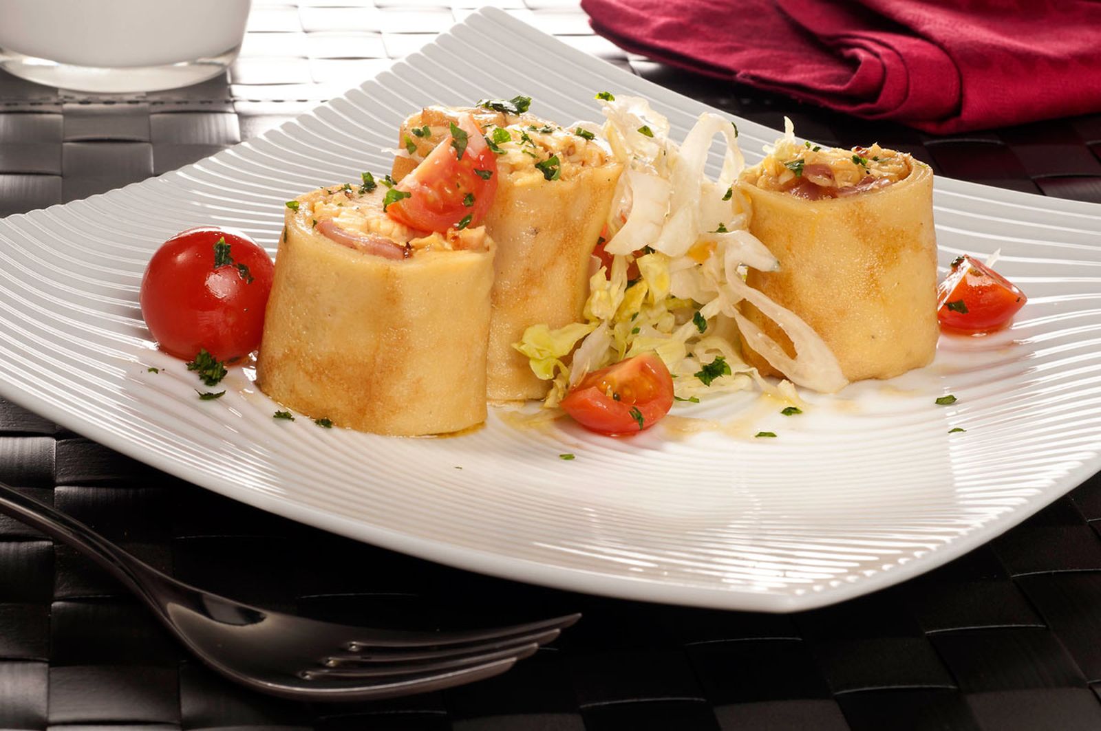 1562 Crepes de pollo a la carbonara con ensalada verde (746) xl