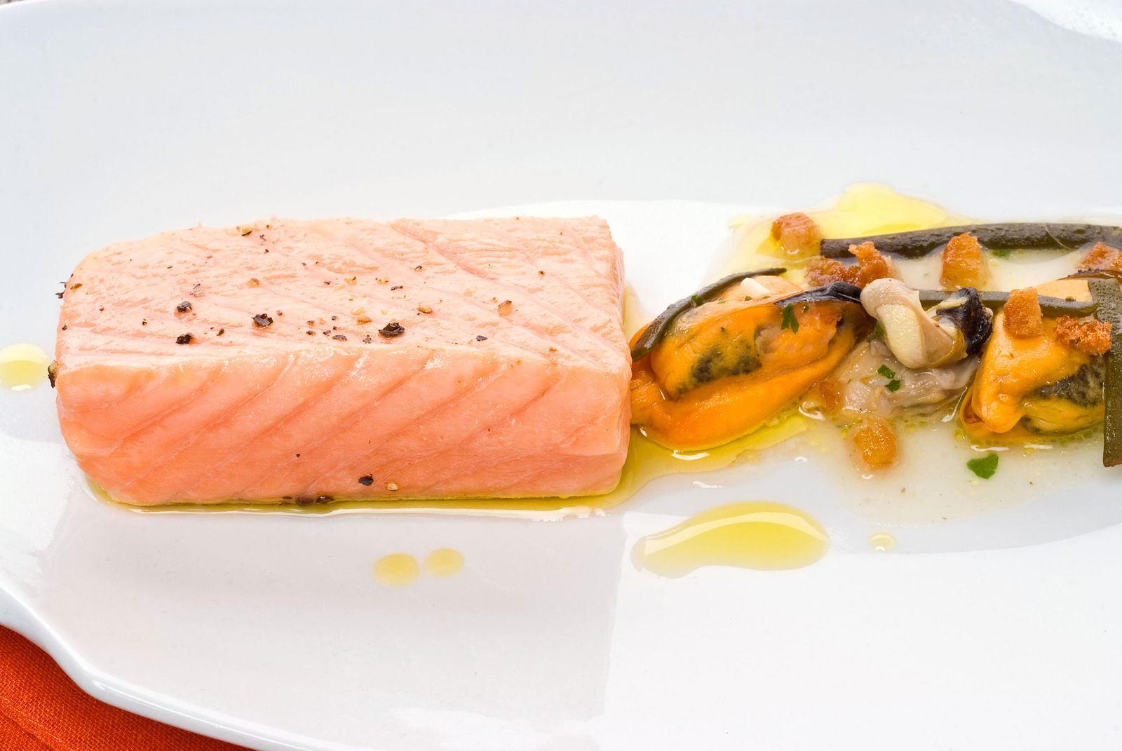 Salmón con salsa de mar