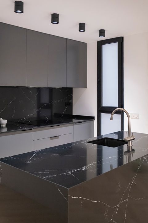 cocina blanca y negra encimera brillante