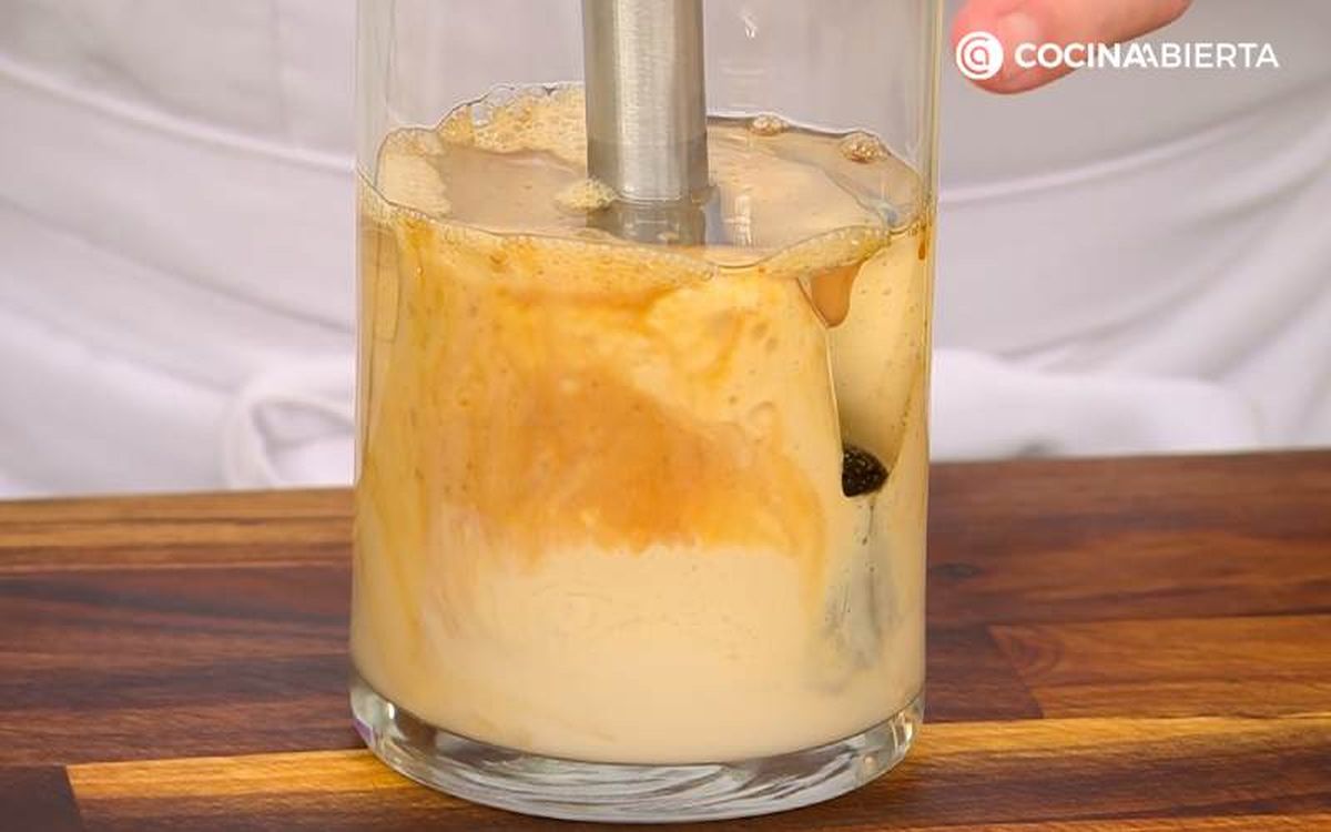 Emulsiona la mahonesa de salsa de soja