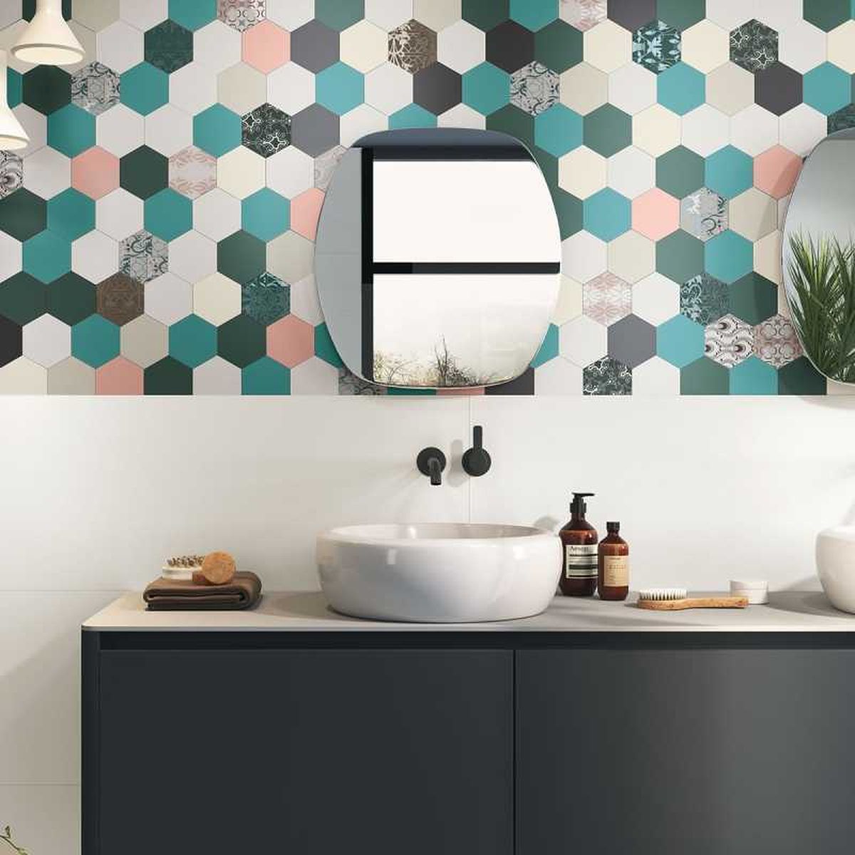 Baño con azulejos geométricos de colores.
