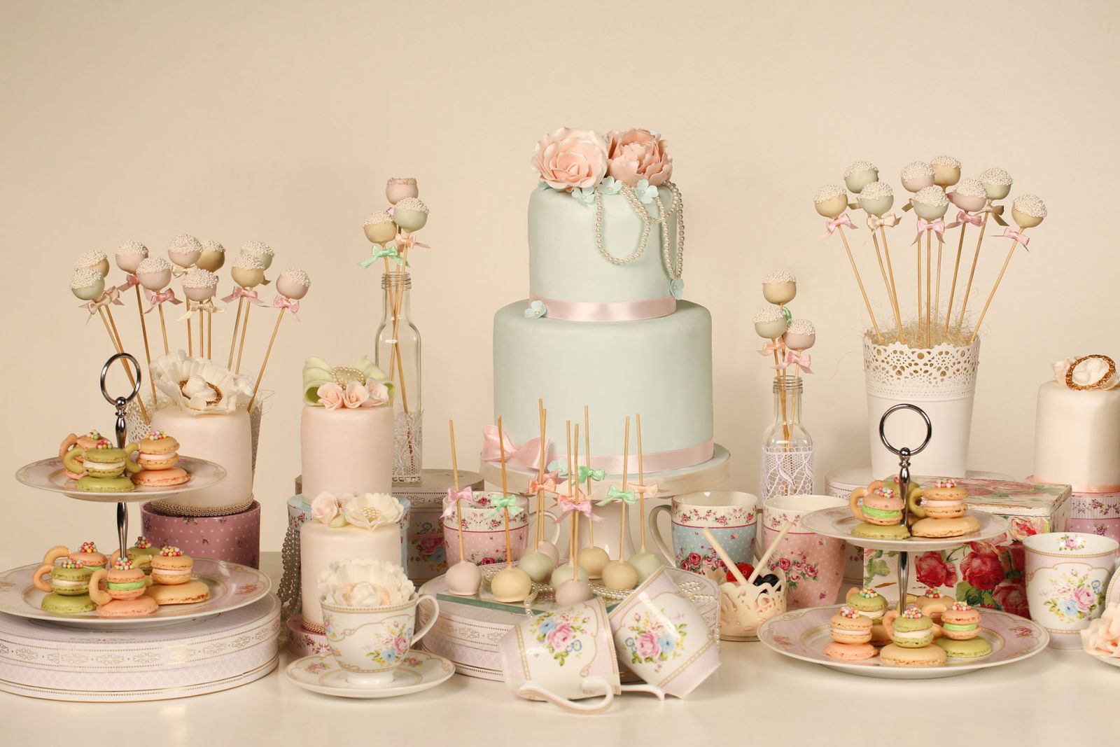 Decorar una mesa de postres para boda