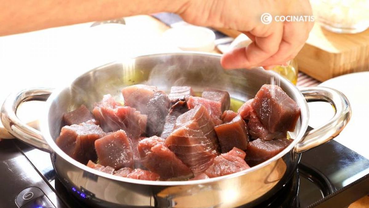 Sella el bonito en la cazuela por los dos lados