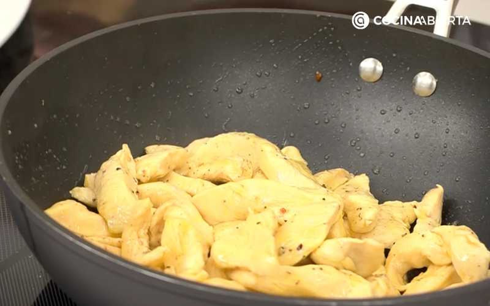 Saltea el pollo en un wok