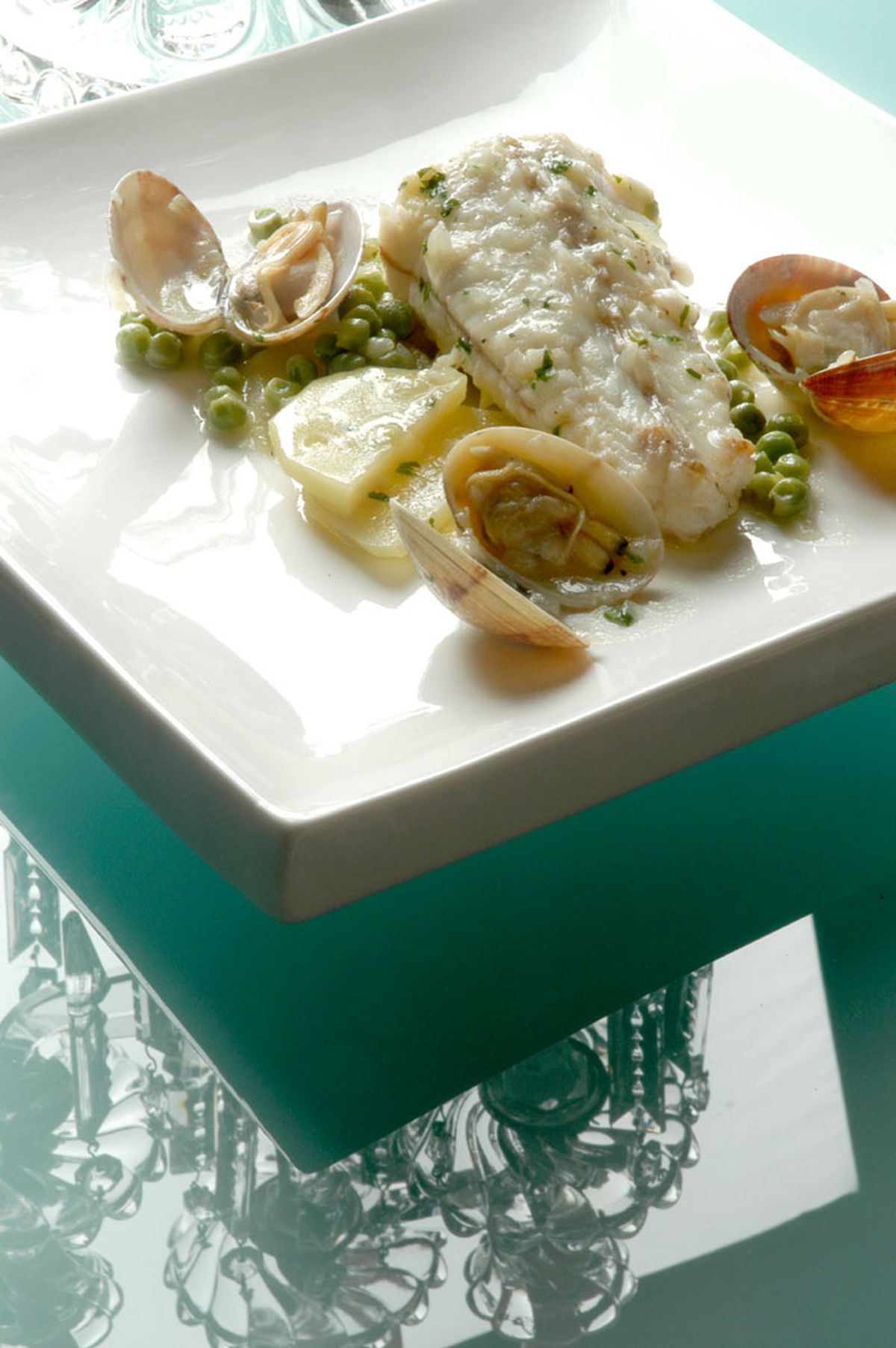 Colas de rape con patatas y guisantes