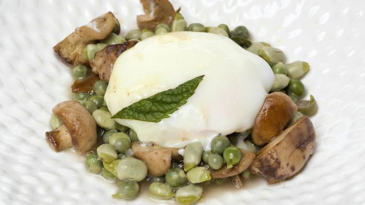 guisantes y habitas de primavera con huevo