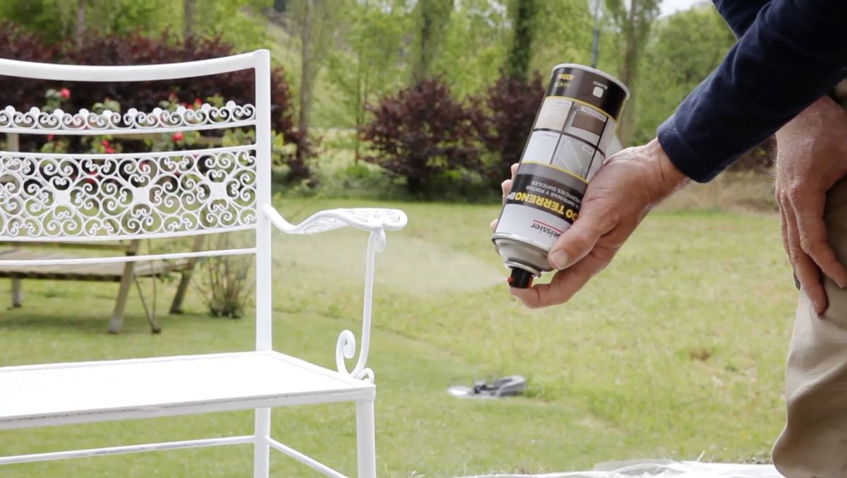 Pintar silla metálica con pintura todo terreno paso 5