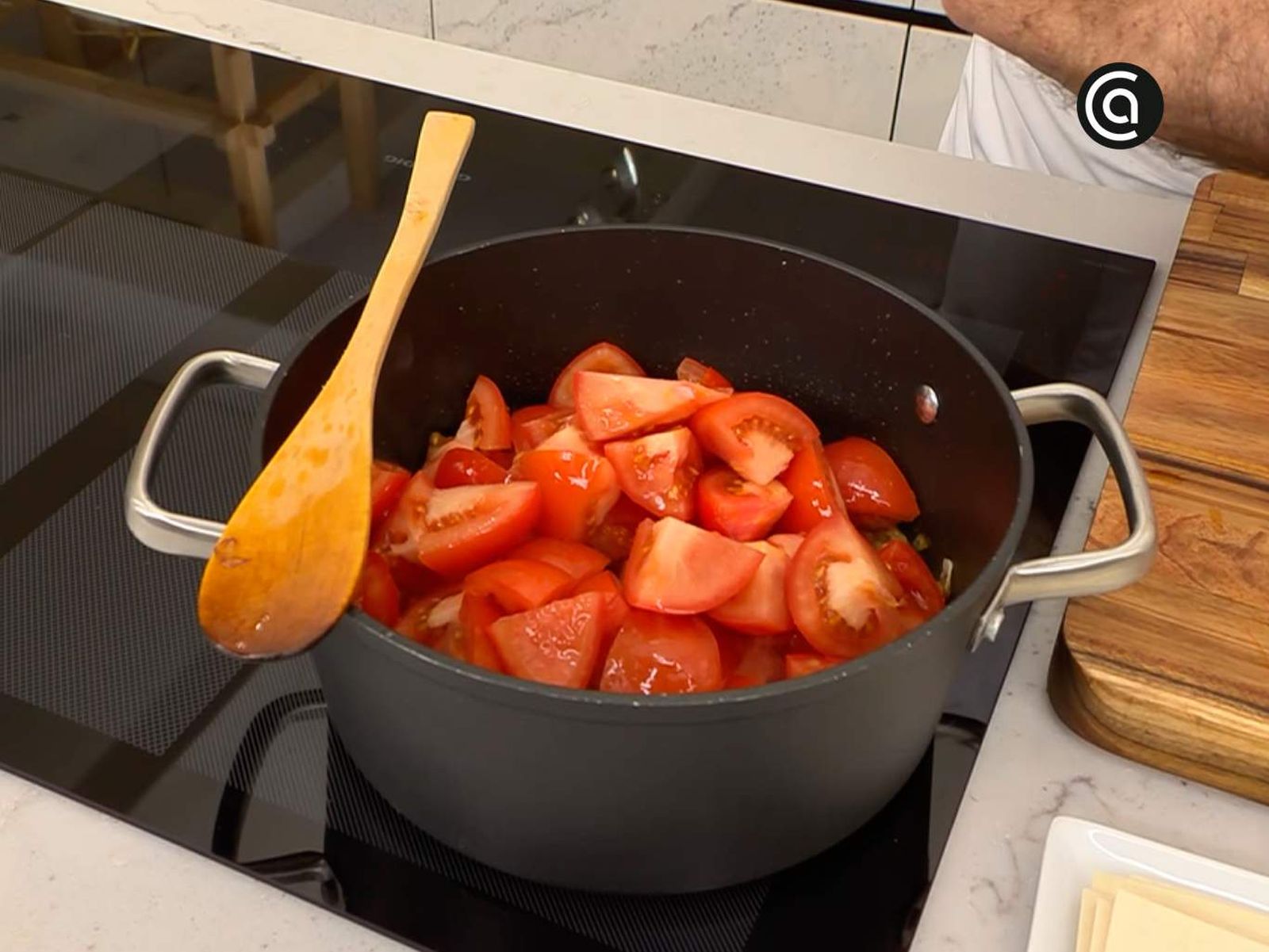 Rehoga la cebolla y los tomates
