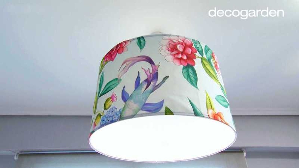 Pantalla de lámpara personalizada con tela floral.
