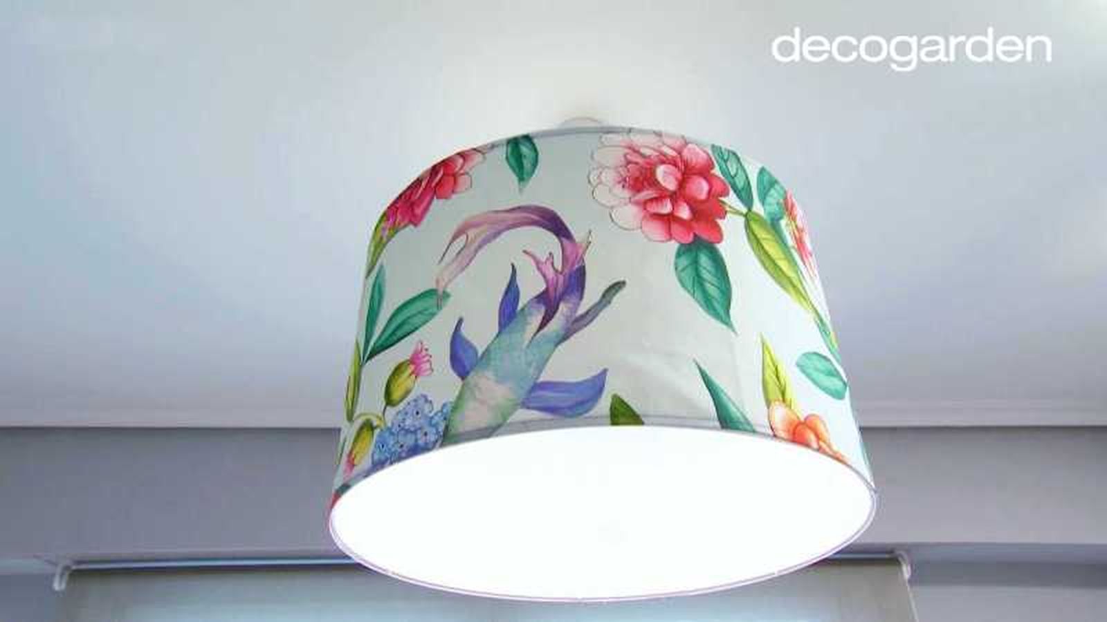 Pantalla de lámpara personalizada con tela floral.