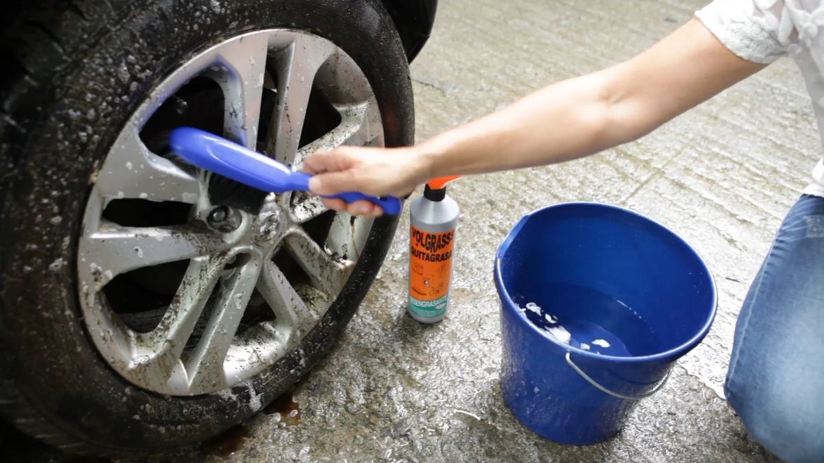 5 como limpiar llantas coche volgrass paso 2