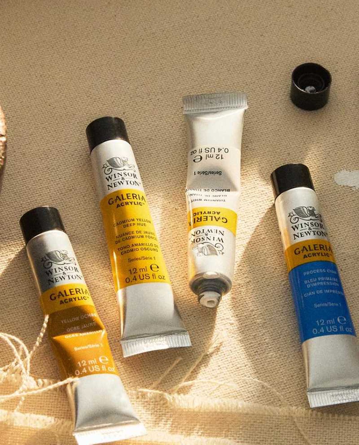 Tubos de pintura acrílica de Winsor & Newton.