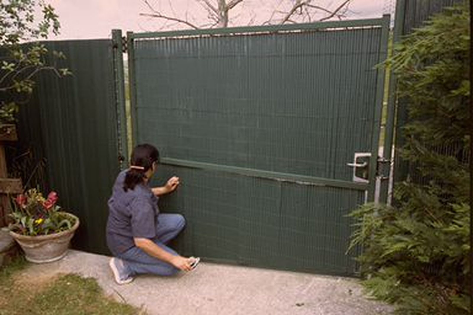 Forrar puerta metálica exterior con cañizo de plástico