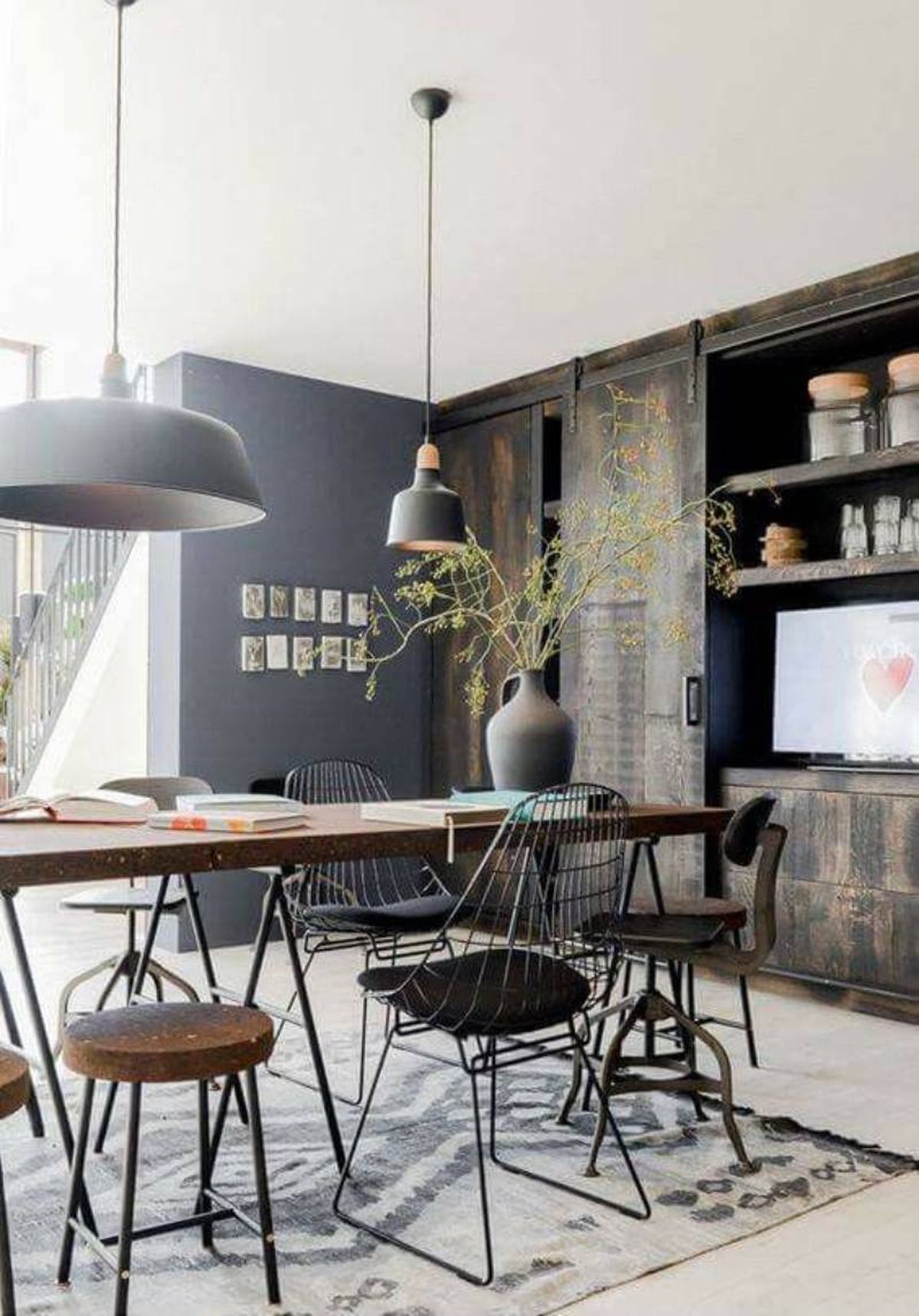 Cocina de estilo industrial con pared gris.