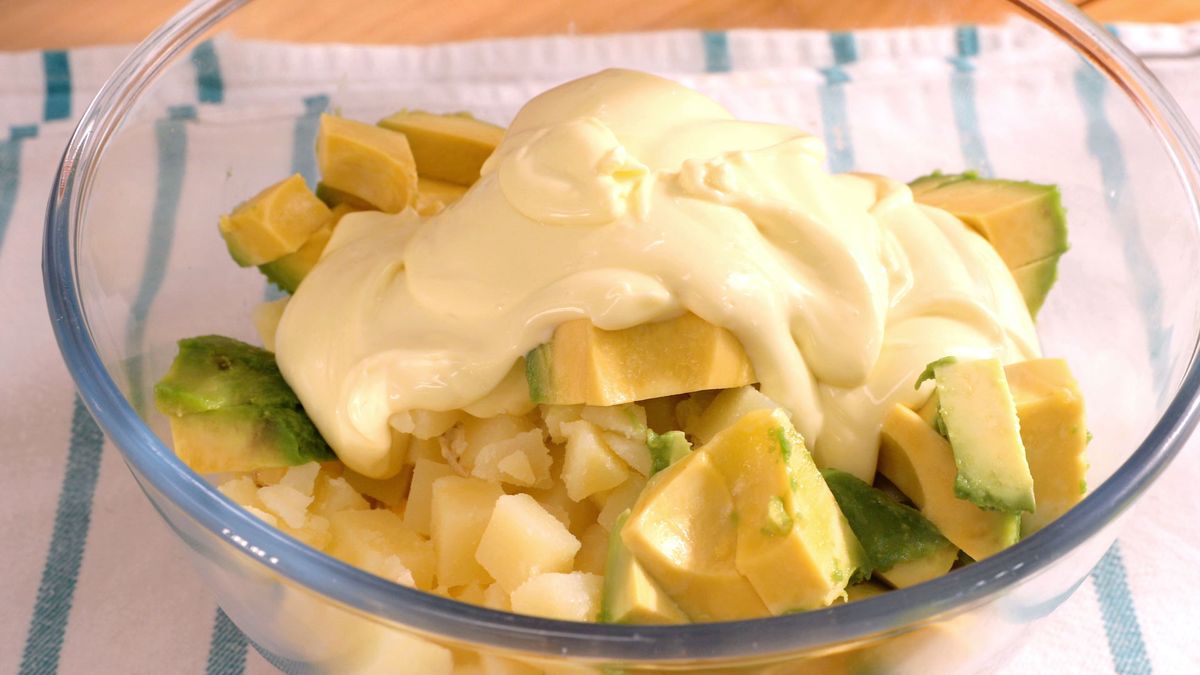 Receta ensaladilla de aguacate y huevo  paso 6