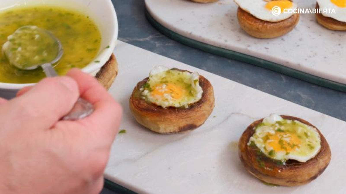 Coloca los champiñones, añade los huevos de codorniz y salsea