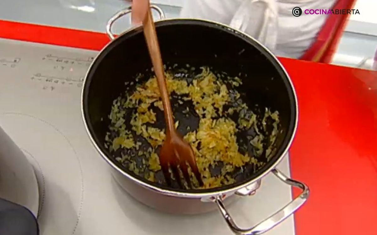 Este es el color que tiene que tener la cebolla pochada para la porrusalda