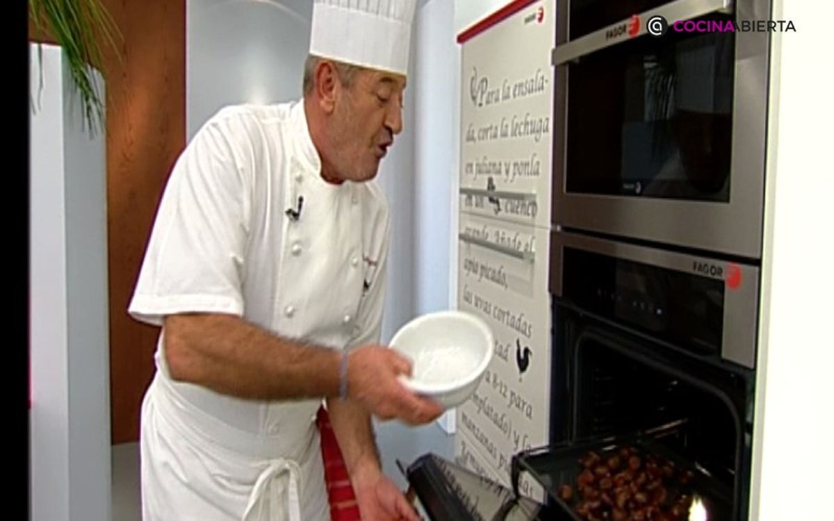 Introduce las castañas en la bandeja del horno