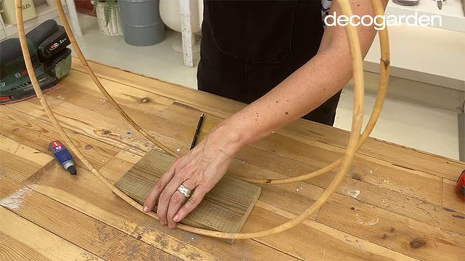 hacer soporte colgar plantas interior paso 7