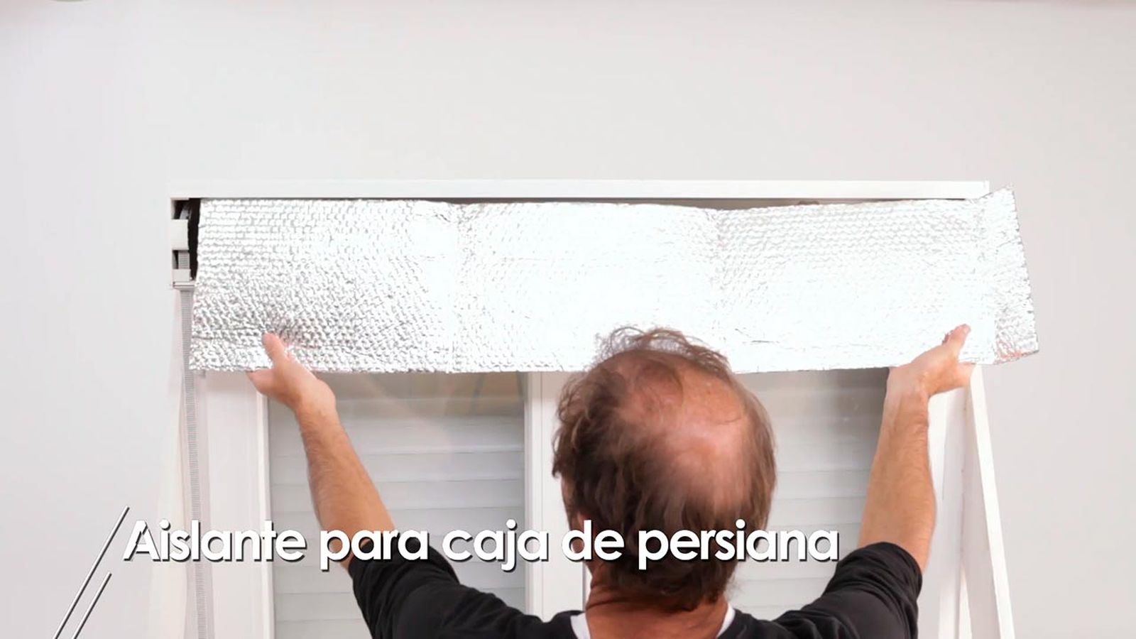 Cómo aislar la caja de la persiana paso 2