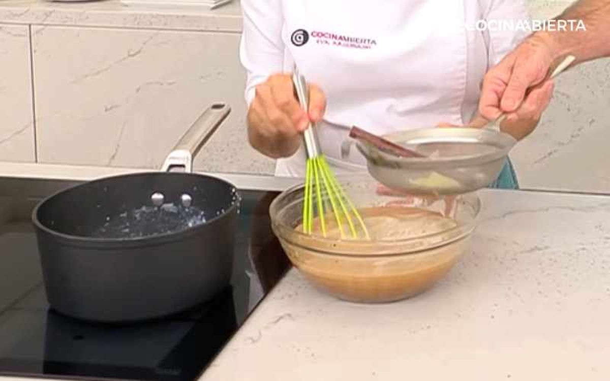 Cuela la leche aromatizada y mezcla