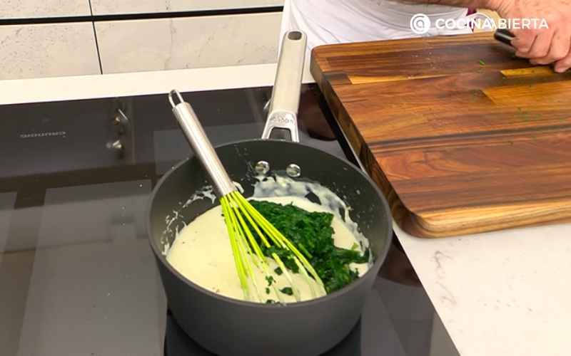 Mezcla la bechamel con las espinacas