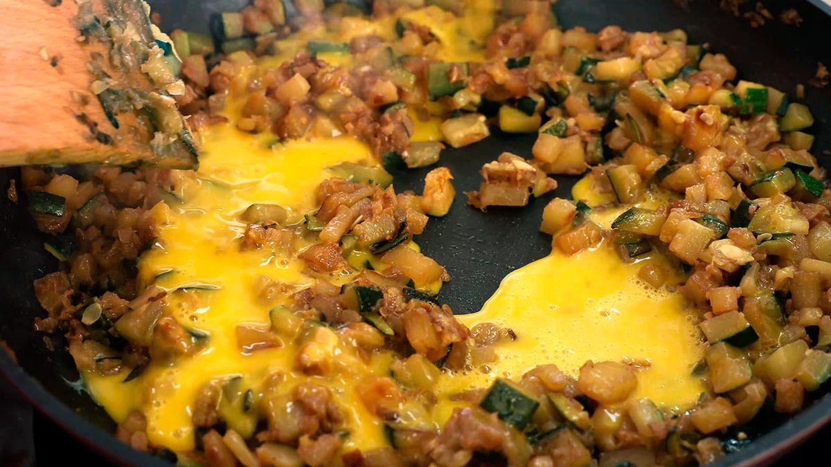 Receta de zarangollo murciano, revuelto de calabacín, cebolla y patata  paso 3