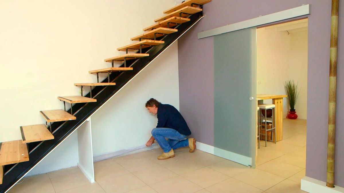 BRIC0953NV18 sofa bajo escalera paso1