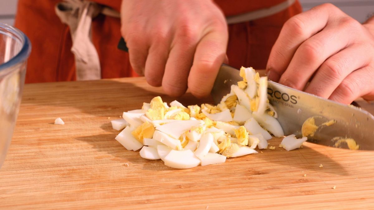 Receta ensaladilla de aguacate y huevo  paso 2