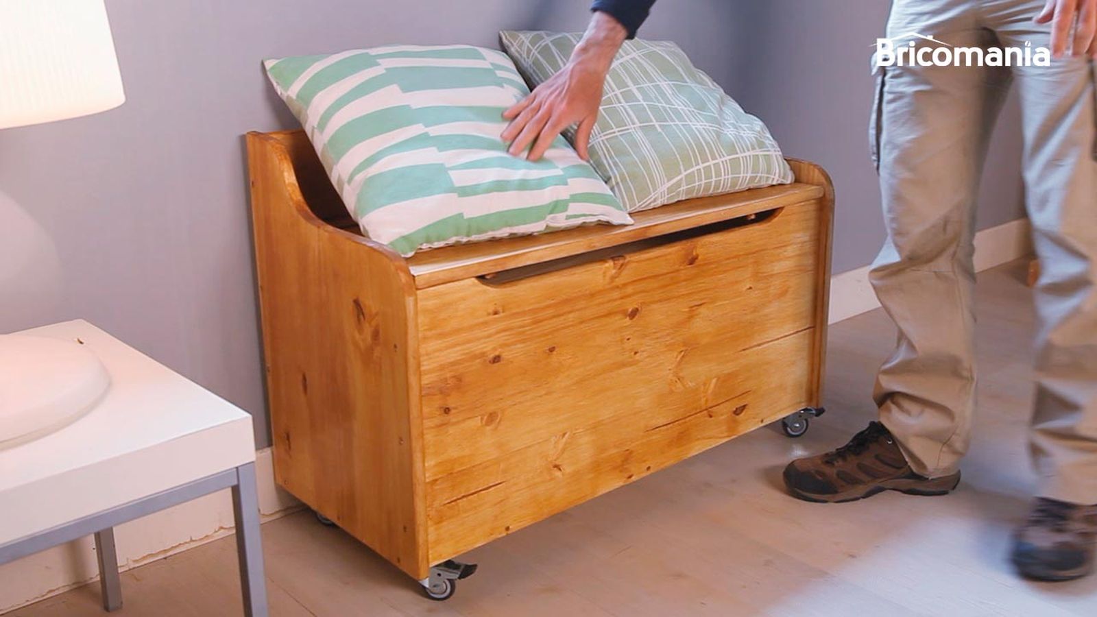 Barnizar baul de madera