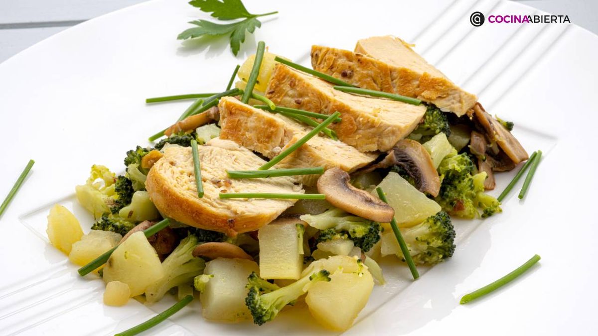 pechuga pollo con verduras salteadas