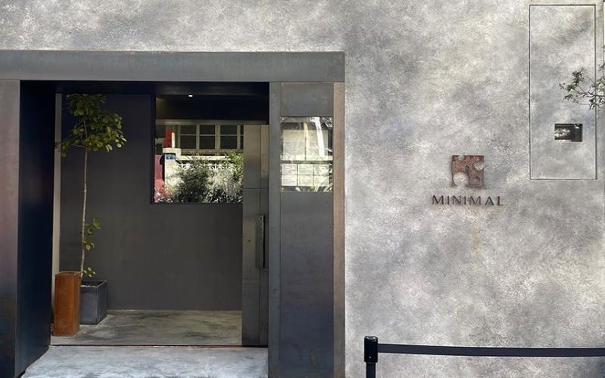 Desde el exterior, es difícil identificar qué negocio se esconde detrás de Minimal