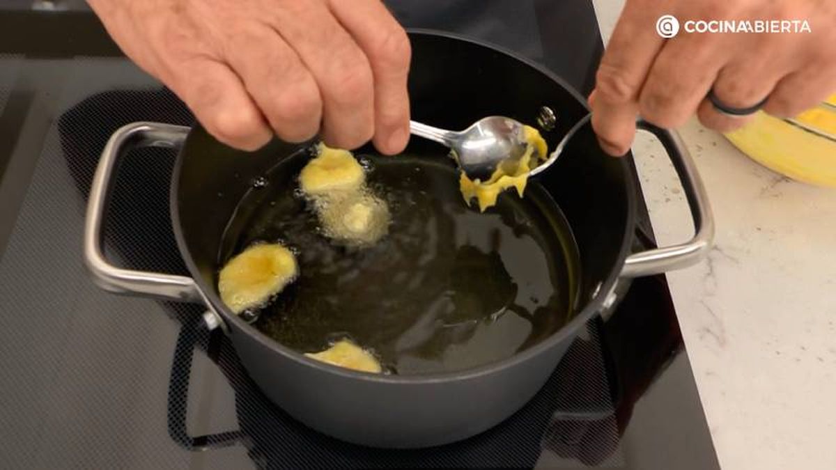 Fríe pequeñas porciones de masa en la sartén