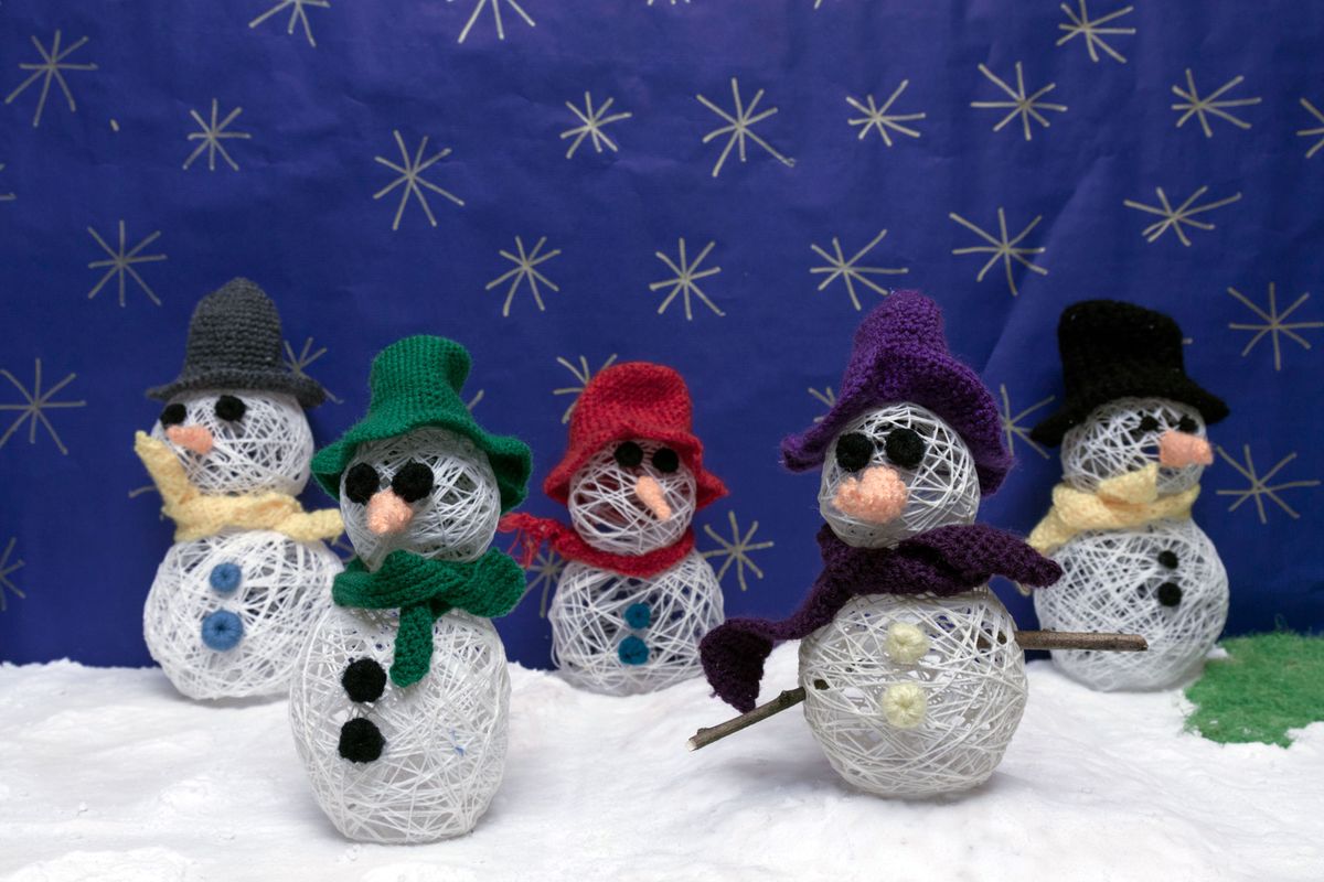Muñecos de nieve con hilos o lana