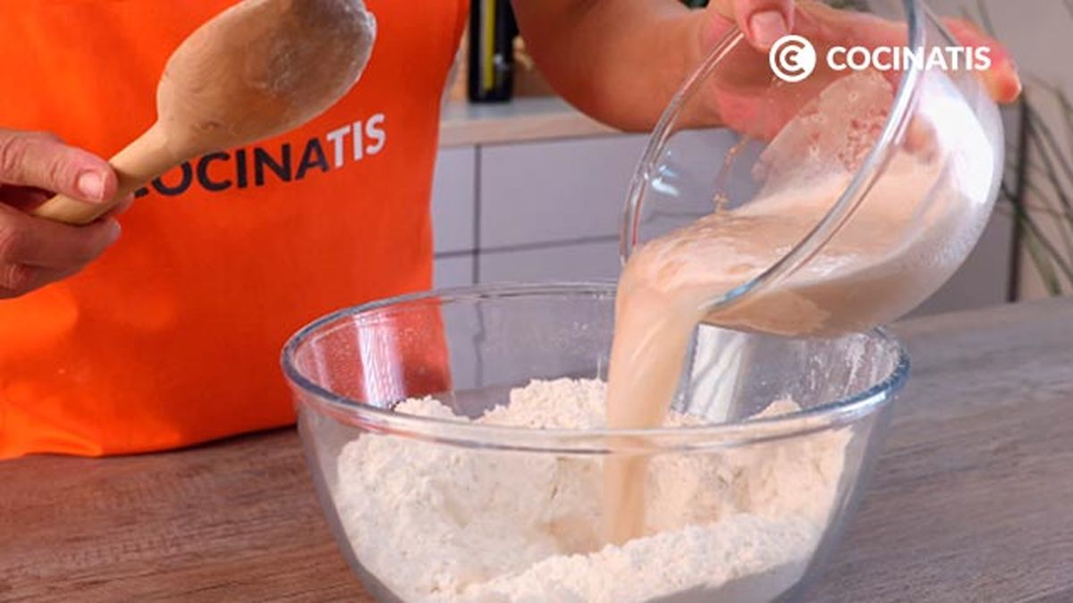 Pretzels o lazos de pan salados   paso 1