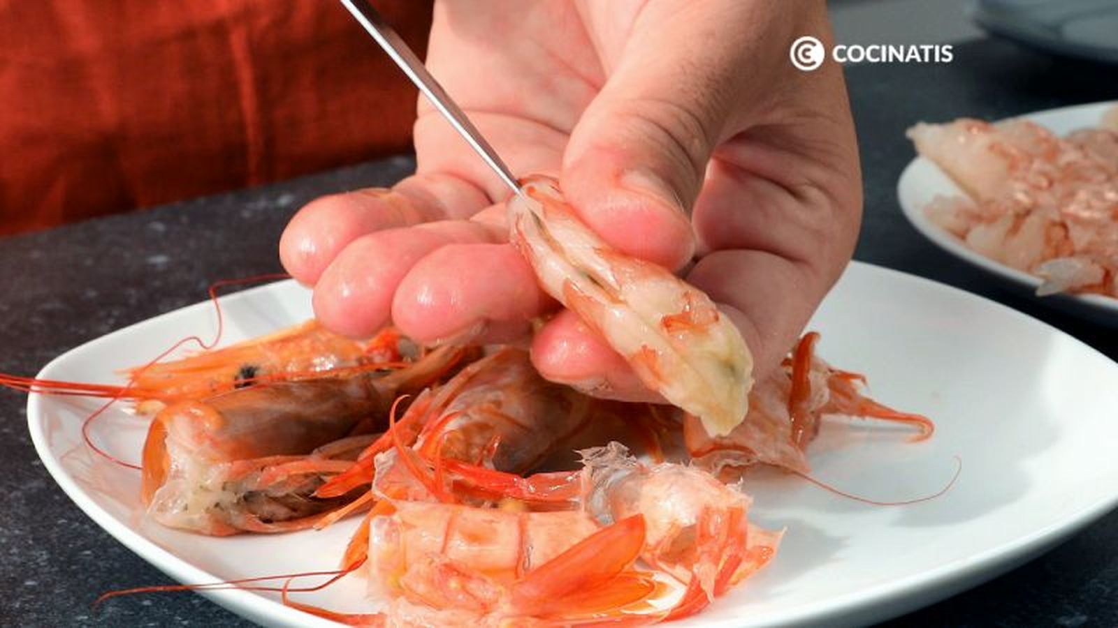 Realizamos un corte a lo largo del langostino