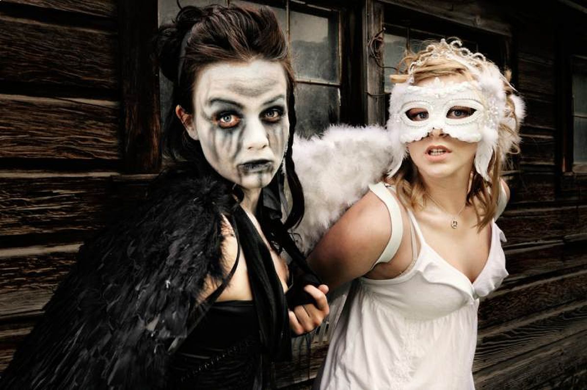 Puedes disfrazarte a ángel bueno y ángel malo con una amiga