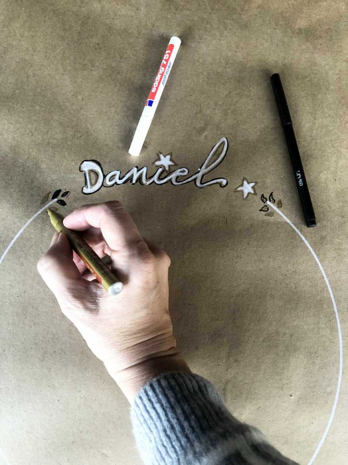 Personalizar el mantel de papel kraft de la mesa de Navidad.