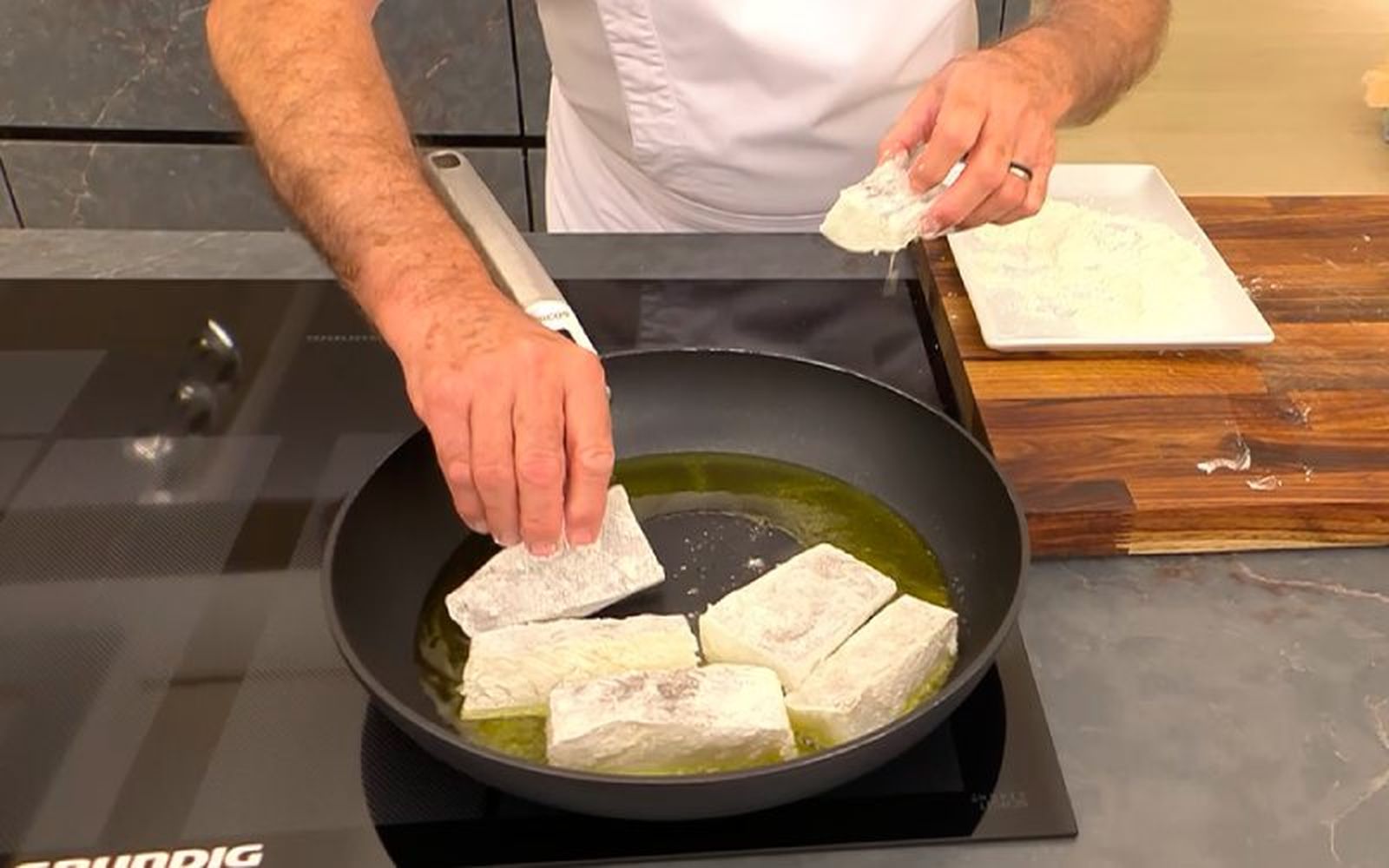 Corta, enharina y fríe las tiras de bacalao