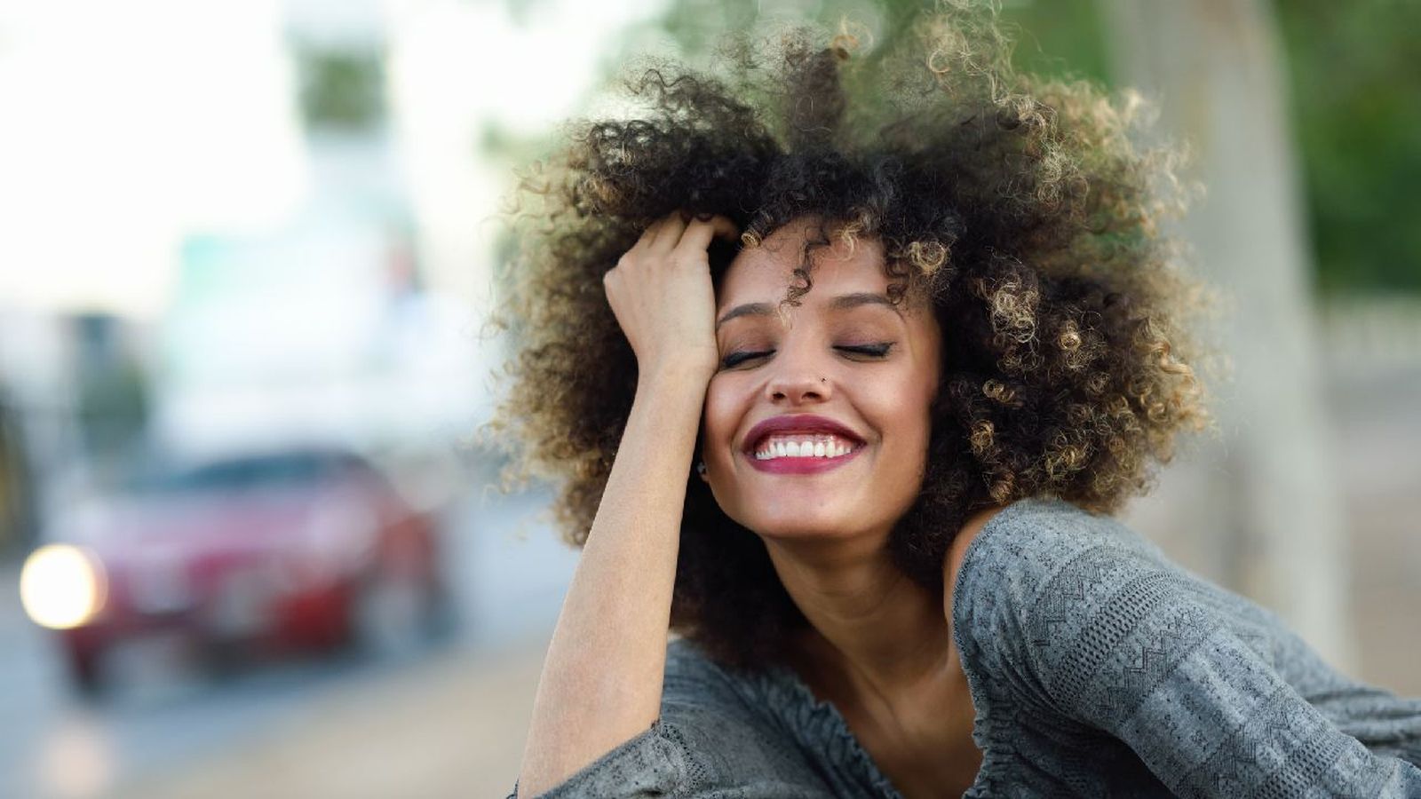 Mantén tu pelo afro hidratado con mascarillas nutritivas y cremas o aceites hidratantes
