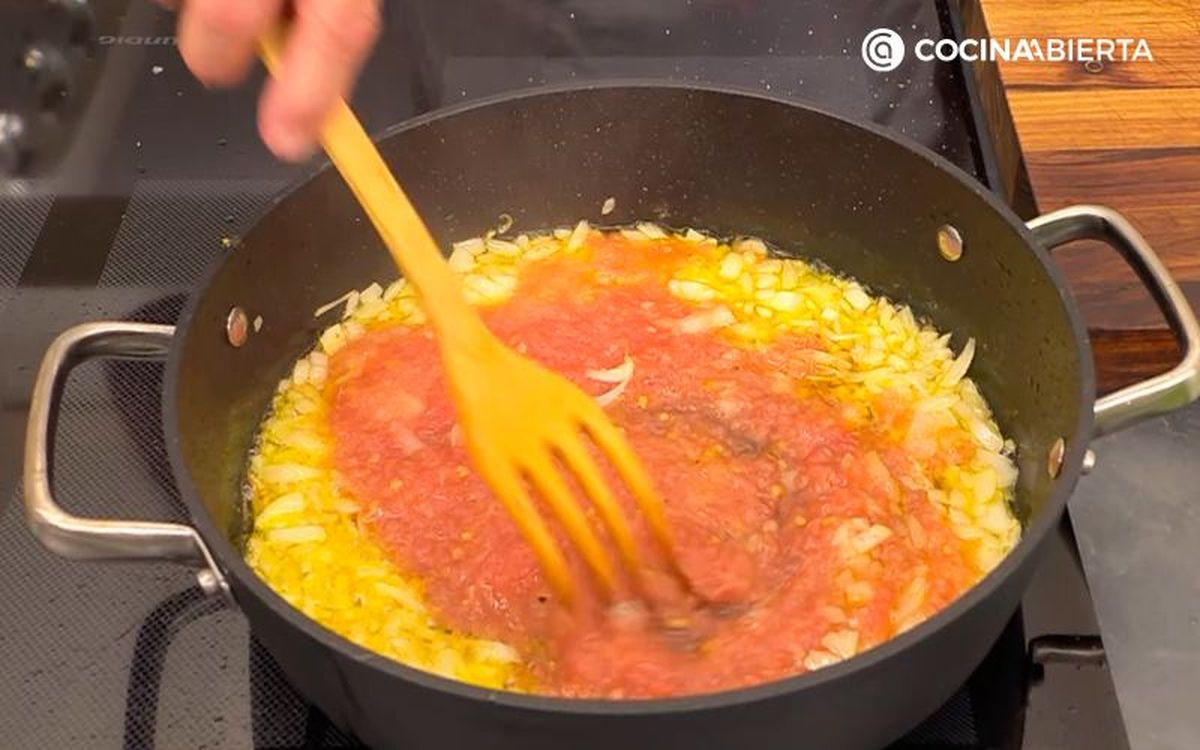 Cocina el sofrito durante tres minutos